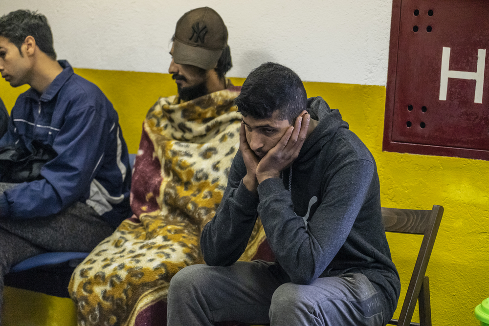 보스니아 부샥 캠프에서 2km 떨어진 지역 보건소 대기실에서 한 환자가 차례를 기다리고 있다. ⓒAnna Pantelia/국경없는의사회 